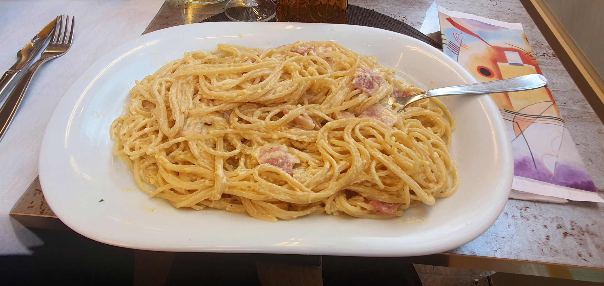 Una porzione grande di spaghetti alla carbonara